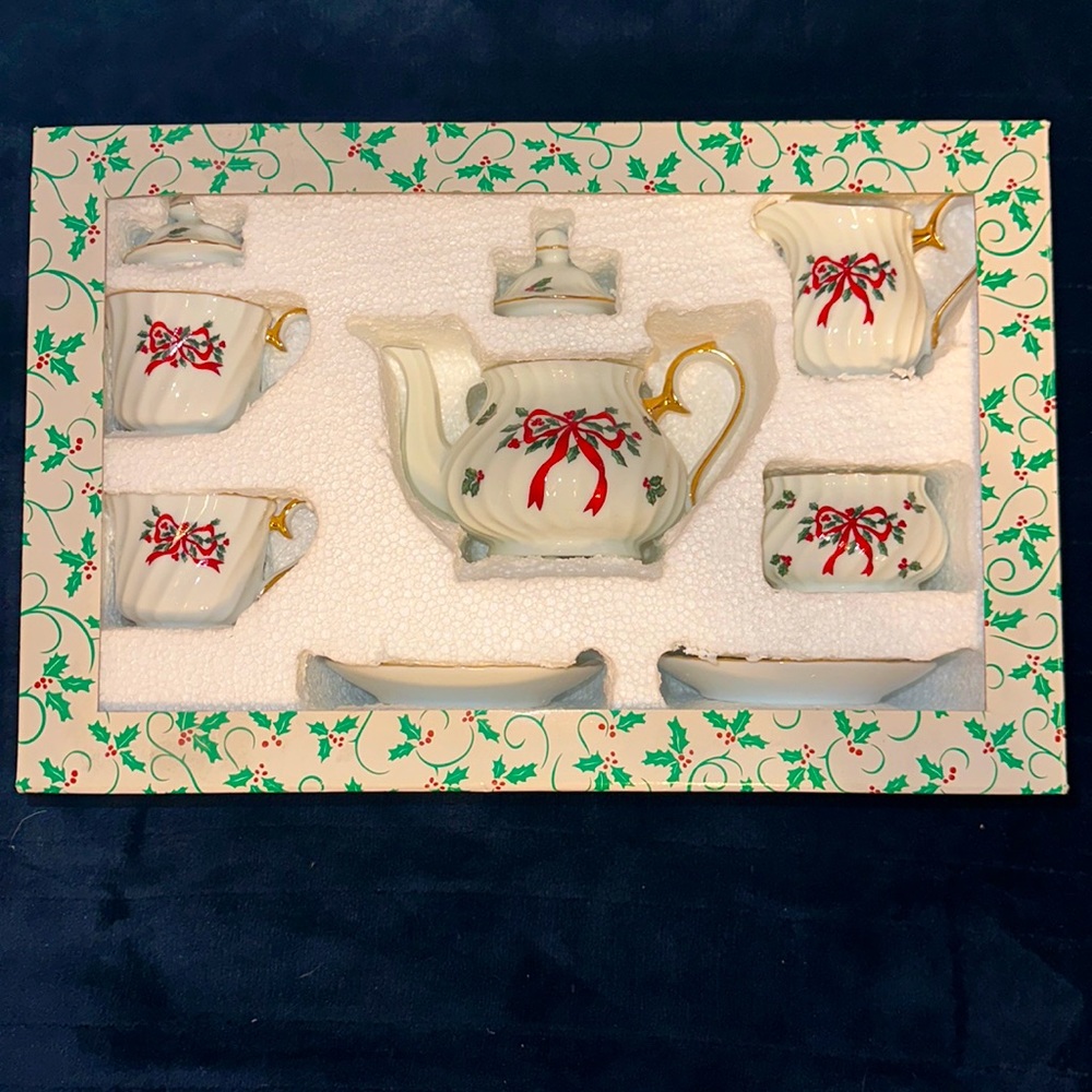 Porcelain Christmas Tea Set 🎄